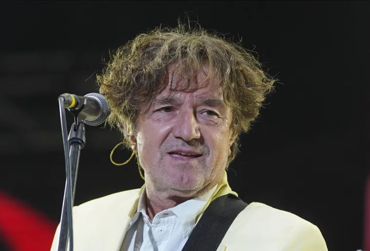 10. Goran Bregović &ndash; neto vrijednost 20 milijuna dolara - Autor je filmske glazbe i jedan je od najpoznatijih skladatelja s Balkana. Postao je poznat u sedamdesetim godinama pro&scaron;log stoljeća kao vođa i gitarist skupine Bijelo dugme. Goran Bregović najvi&scaron;e vremena provodi u Parizu i Beogradu. U braku je s biv&scaron;om sarajevskom manekenkom Dženanom Sudžukom. Vjenčali su se 1993. godine u Parizu i imaju troje djece. 
