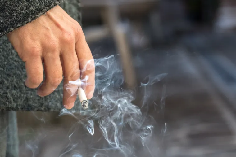 1. Pušenje: Pušenje je grozno za zdravlje srca, kažu doktori, a prema American Heart Associationu, otprilike je 30 posto smrti od srčanih bolesti povezano s pušenjem. “Mnogi pacijenti pomisle na pluća kad je riječ o opasnostima pušenja, ali kardiovaskularne bolesti su ubojica broj jedan na svijetu, a pušenje samo povećava taj problem”, rekao je kardiovaskularni kirurg G. Michael Deeb.
