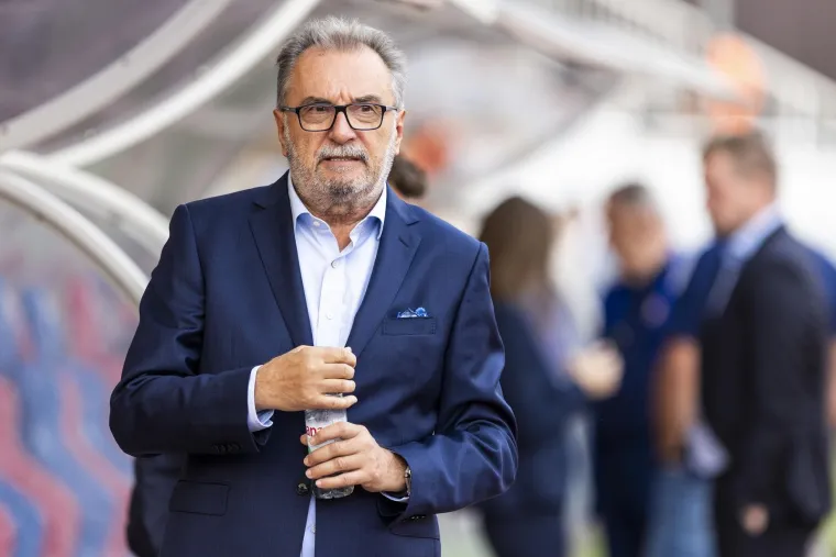 GALERIJA Praznik hrvatskog nogometa: Sjajna atmosfera vlada na tribinama Poljuda, rovovska bitka na terenu