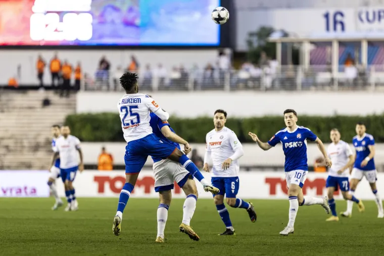 GALERIJA Praznik hrvatskog nogometa: Sjajna atmosfera vlada na tribinama Poljuda, rovovska bitka na terenu