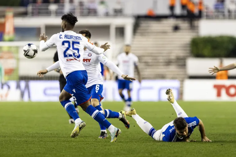 GALERIJA Praznik hrvatskog nogometa: Sjajna atmosfera vlada na tribinama Poljuda, rovovska bitka na terenu