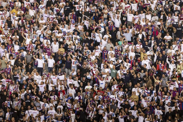 Zanimljiv prizor na Poljudu: Poznati hrvatski trener s tribina gleda derbi Dinama i Hajduka