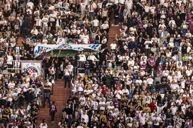 Zanimljiv prizor na Poljudu: Poznati hrvatski trener s tribina gleda derbi Dinama i Hajduka