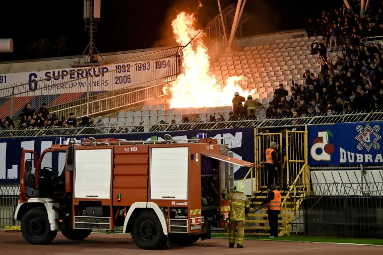 Ovo niste mogli vidjeti na TV-u. Nakon derbija izbio požar na tribini s Boysima, vatrogasci imali pune ruke posla