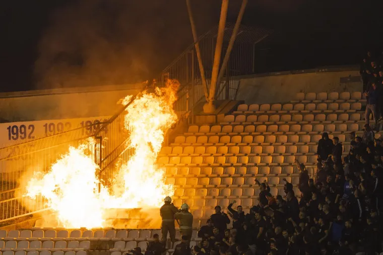 Ovo niste mogli vidjeti na TV-u. Nakon derbija izbio požar na tribini s Boysima, vatrogasci imali pune ruke posla