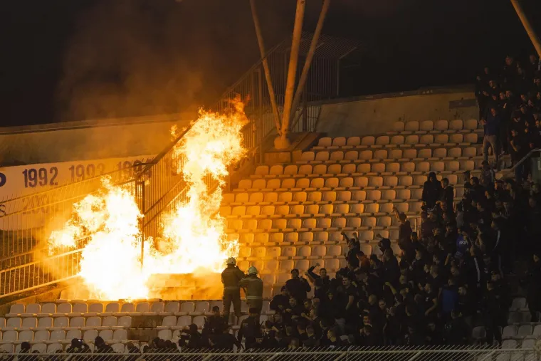Ovo niste mogli vidjeti na TV-u. Nakon derbija izbio požar na tribini s Boysima, vatrogasci imali pune ruke posla