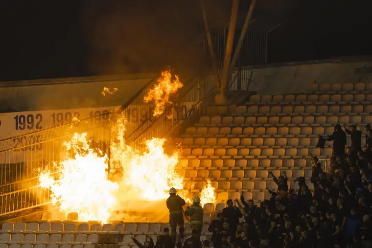 Ovo niste mogli vidjeti na TV-u. Nakon derbija izbio požar na tribini s Boysima, vatrogasci imali pune ruke posla