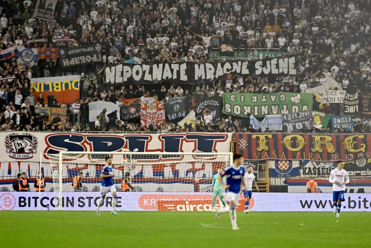 Torcida zapalila oduzete transparente: Među 'trofejima' i srpske zastave