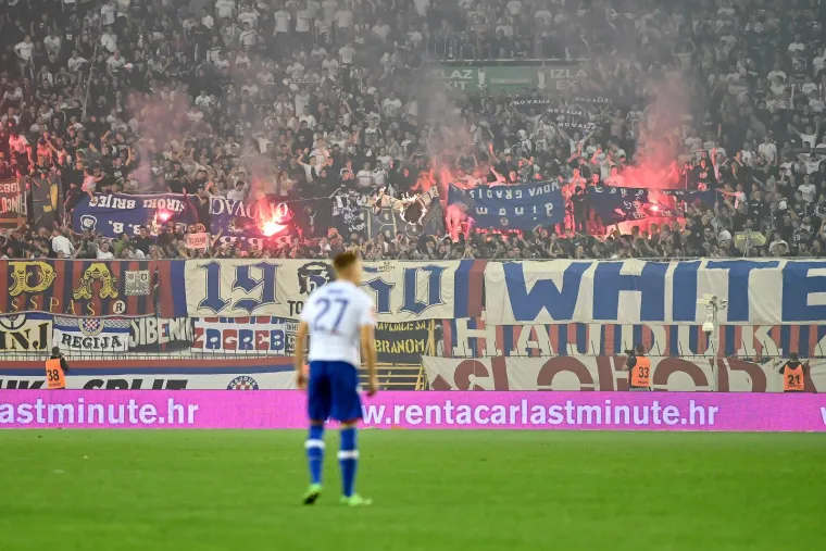 Torcida zapalila oduzete transparente: Među 'trofejima' i srpske zastave