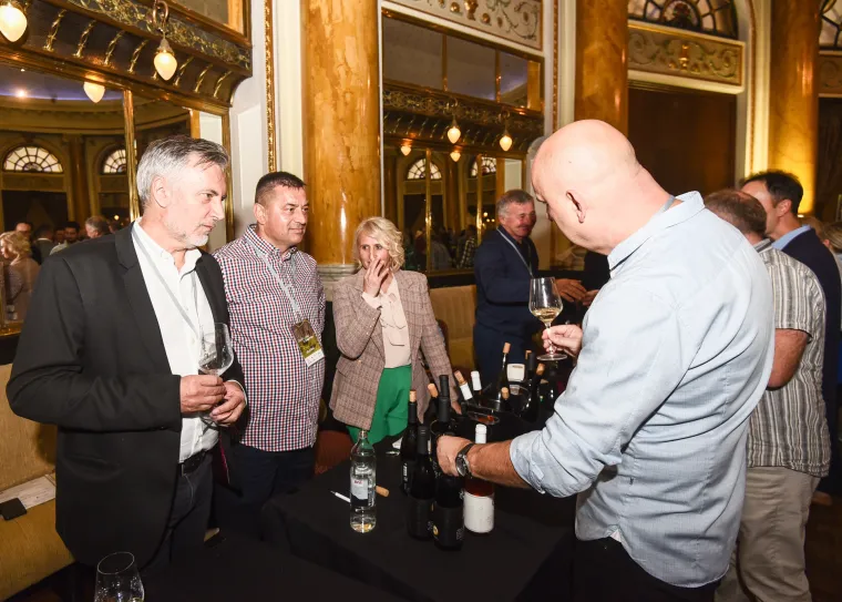 Tolu&scaron;ić i &Scaron;koro podigli ča&scaron;e! Biv&scaron;i ministar osumnjičen za malverzacije upravo oko vinarije, danas na festivalu