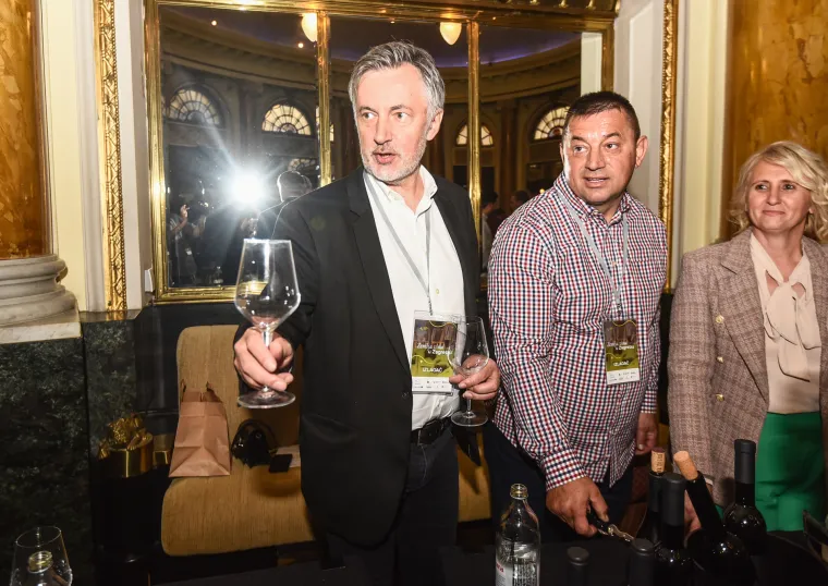 Tolu&scaron;ić i &Scaron;koro podigli ča&scaron;e! Biv&scaron;i ministar osumnjičen za malverzacije upravo oko vinarije, danas na festivalu