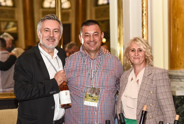 Tolu&scaron;ić i &Scaron;koro podigli ča&scaron;e! Biv&scaron;i ministar osumnjičen za malverzacije upravo oko vinarije, danas na festivalu