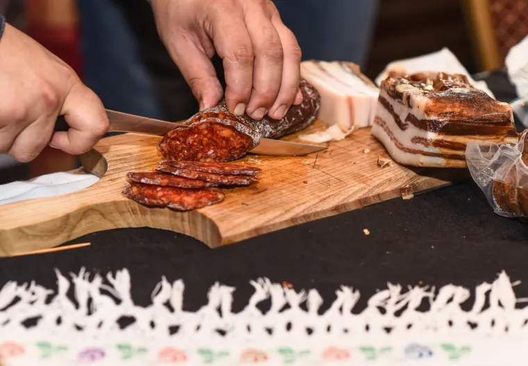 Tolu&scaron;ić i &Scaron;koro podigli ča&scaron;e! Biv&scaron;i ministar osumnjičen za malverzacije upravo oko vinarije, danas na festivalu