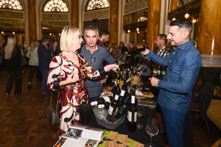 Tolu&scaron;ić i &Scaron;koro podigli ča&scaron;e! Biv&scaron;i ministar osumnjičen za malverzacije upravo oko vinarije, danas na festivalu