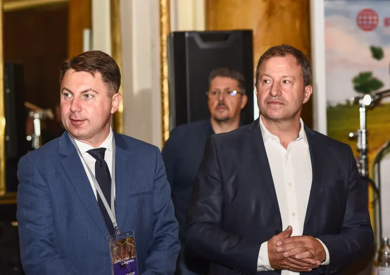 Tolu&scaron;ić i &Scaron;koro podigli ča&scaron;e! Biv&scaron;i ministar osumnjičen za malverzacije upravo oko vinarije, danas na festivalu