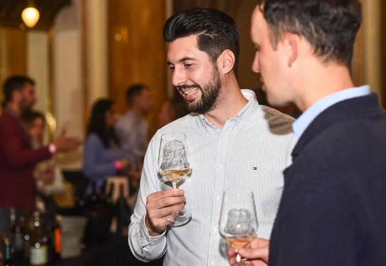 Tolu&scaron;ić i &Scaron;koro podigli ča&scaron;e! Biv&scaron;i ministar osumnjičen za malverzacije upravo oko vinarije, danas na festivalu