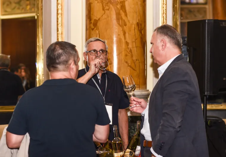 Tolu&scaron;ić i &Scaron;koro podigli ča&scaron;e! Biv&scaron;i ministar osumnjičen za malverzacije upravo oko vinarije, danas na festivalu