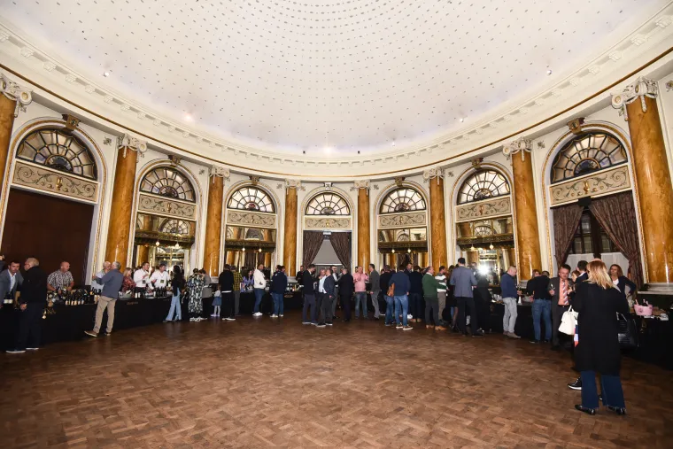 Tolu&scaron;ić i &Scaron;koro podigli ča&scaron;e! Biv&scaron;i ministar osumnjičen za malverzacije upravo oko vinarije, danas na festivalu