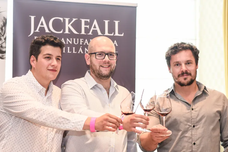 Tolu&scaron;ić i &Scaron;koro podigli ča&scaron;e! Biv&scaron;i ministar osumnjičen za malverzacije upravo oko vinarije, danas na festivalu