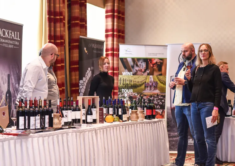 Tolu&scaron;ić i &Scaron;koro podigli ča&scaron;e! Biv&scaron;i ministar osumnjičen za malverzacije upravo oko vinarije, danas na festivalu