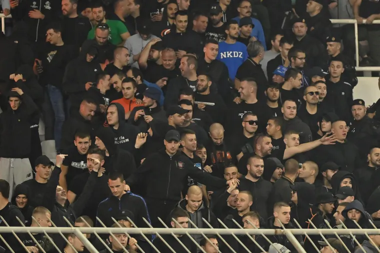 Vatreni derbi na Poljudu &scaron;okirao srpske medije: 'Skandal u Splitu, palili su na&scaron;e zastave i slavili u transu, bio je kaos. Užasne scene'