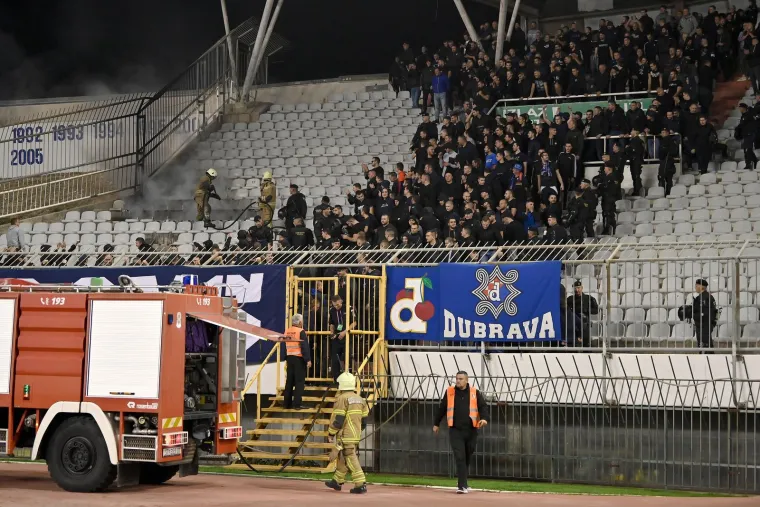 Vatreni derbi na Poljudu &scaron;okirao srpske medije: 'Skandal u Splitu, palili su na&scaron;e zastave i slavili u transu, bio je kaos. Užasne scene'