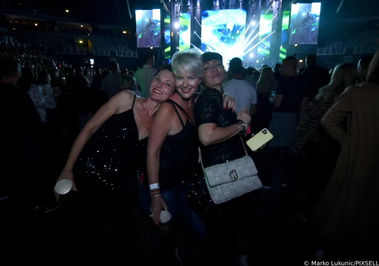 Severina se pri&scaron;uljala Sa&scaron;i Matiću na pozornici i spektakl je započeo - ali jo&scaron; će se dulje pričati o njenom hrabrom stajlingu