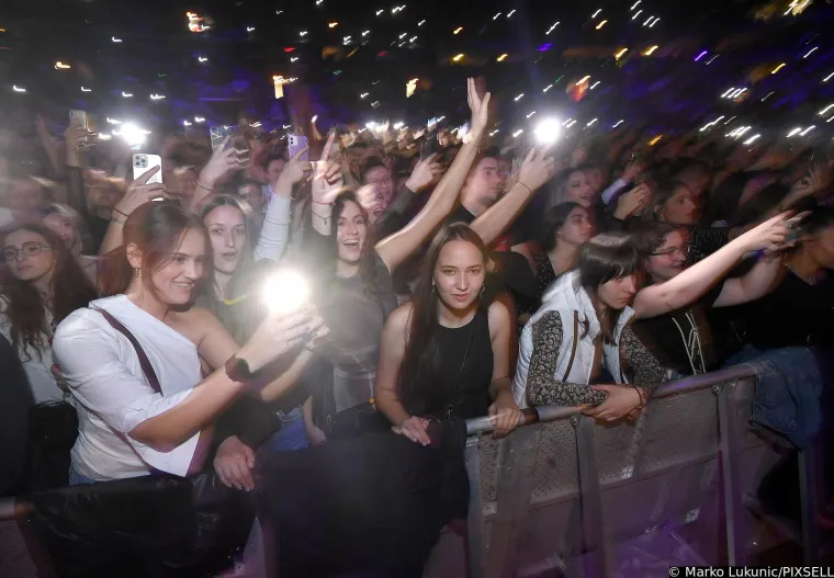 Severina se pri&scaron;uljala Sa&scaron;i Matiću na pozornici i spektakl je započeo - ali jo&scaron; će se dulje pričati o njenom hrabrom stajlingu