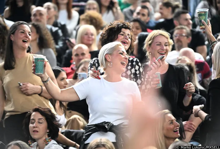 Severina se pri&scaron;uljala Sa&scaron;i Matiću na pozornici i spektakl je započeo - ali jo&scaron; će se dulje pričati o njenom hrabrom stajlingu