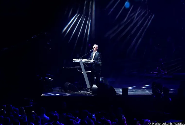 Severina se pri&scaron;uljala Sa&scaron;i Matiću na pozornici i spektakl je započeo - ali jo&scaron; će se dulje pričati o njenom hrabrom stajlingu