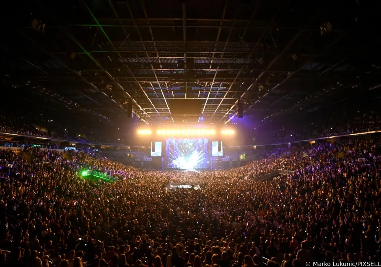 Severina se pri&scaron;uljala Sa&scaron;i Matiću na pozornici i spektakl je započeo - ali jo&scaron; će se dulje pričati o njenom hrabrom stajlingu