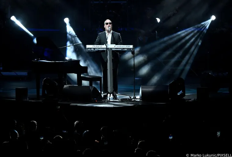 Severina se pri&scaron;uljala Sa&scaron;i Matiću na pozornici i spektakl je započeo - ali jo&scaron; će se dulje pričati o njenom hrabrom stajlingu