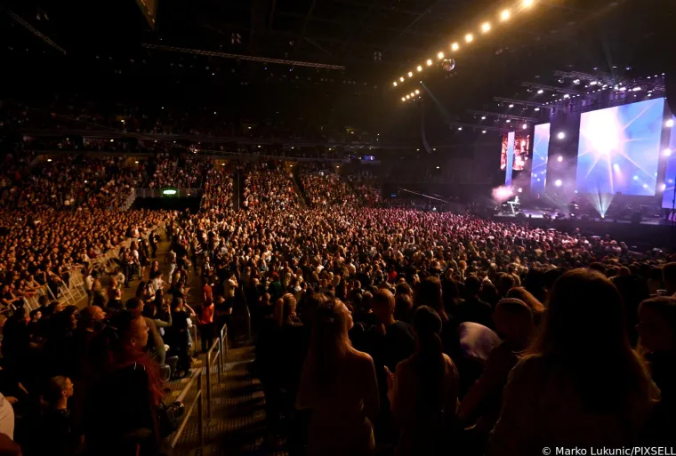 Severina se pri&scaron;uljala Sa&scaron;i Matiću na pozornici i spektakl je započeo - ali jo&scaron; će se dulje pričati o njenom hrabrom stajlingu