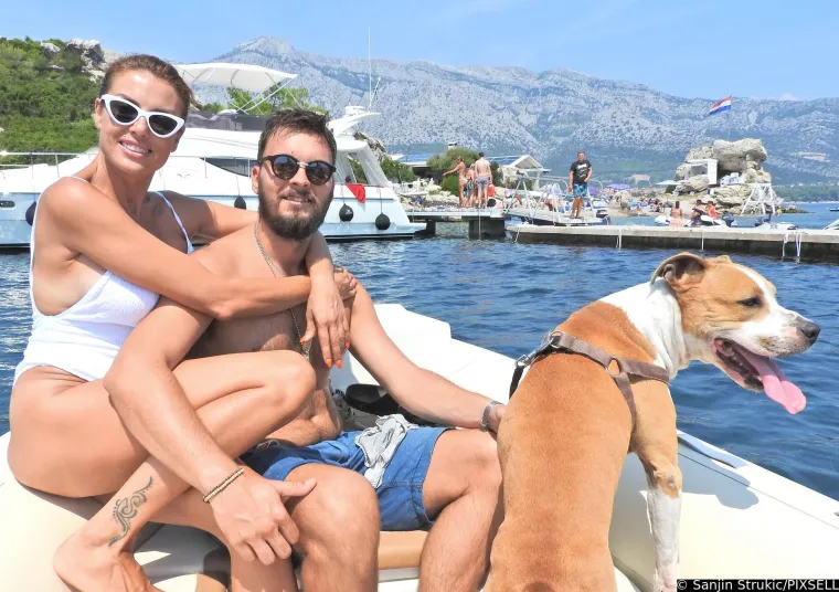 U nastavku je zaljubljeno govorila o svom mlađahnom zaručniku Duji Bašiću, s kojim je u vezi već cijelo desetljeće iako je mlađi od nje punih 13 godina.