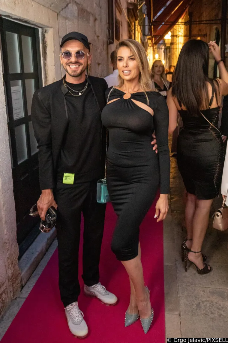 "Ja svog dečka stvarno volim najvi&scaron;e na svijetu. Te&scaron;ko je biti s nekim 24 sata zajedno, imati biznis s njim i biti partner s njim u vezi u kakvoj smo mi. Živimo zajedno od prvog dana, stvaramo zajedno, putujemo zajedno, kad nam je te&scaron;ko zajedno smo, kad se smijemo zajedno smo... To ti je srodna du&scaron;a", kazala je Apostolski za Story.hr.