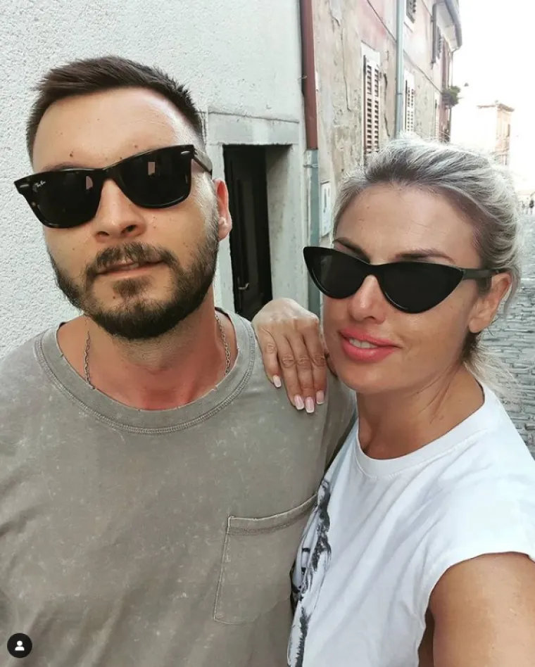 "Dođe kad se najmanje nada&scaron;. Ja sam svog dečka upoznala ispred trgovine kad nisam znala doći do apartmana. Nisam ga upoznala ni u klubu napirlitana, ni na nikakvim eventima nego ispred nekog dućana gdje sam do&scaron;la ne&scaron;to kupiti, a onda nisam znala doći do apartmana koji je bio negdje daleko na Hvaru pa su mi rekli 'Zovi Duju'. Onda sam ja zvala Duju pa je Duje do&scaron;ao i na početku smo bili prijatelji, a onda se rodila ljubav", otkrila je.