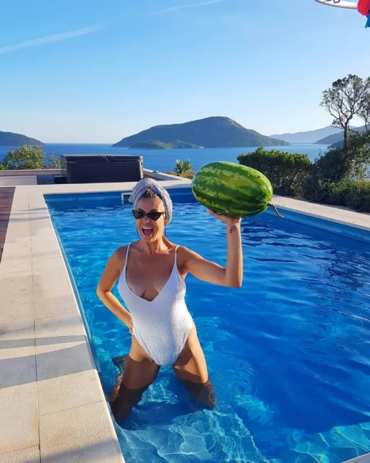 Iako priznaje da se ne voli puno sređivati, s vremena na vrijeme skocka se i priu&scaron;ti svojim Instagram pratiteljima prave poslastice u obliku seksi fotografija, najče&scaron;će u bikinijima raznoraznih krojeva. Neke od Gianninih najvrućih novih objava pogledajte u nastavku.