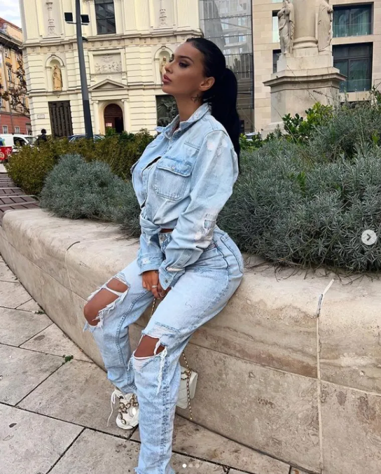 Bez 'dlake na jeziku', Anđela otvoreno ulazi u sukobe s pratiteljima na dru&scaron;tvenim mrežama, a prati je i buran ljubavni život. S Kastratijem, s kojim je bila u vezi, pro&scaron;la je kroz uspon i pad, te su 2021. godine objavili da čekaju dijete. Iako je par potvrdio sretnu vijest u razgovoru za RTL, Anđela je tada izjavila kako brak ne vidi kao prioritet, smatrajući da papir ne mijenja ni&scaron;ta u njihovom odnosu. Potom je  otkrila kako vi&scaron;e nisu zajedno: ''Sporazumno smo prekinuli. Nije bilo treće osobe; jednostavno nismo mogli nastaviti zajedno.'' No, par je nekoliko mjeseci nakon prekida, odlučio dati jo&scaron; jednu &scaron;ansu ljubavi. 