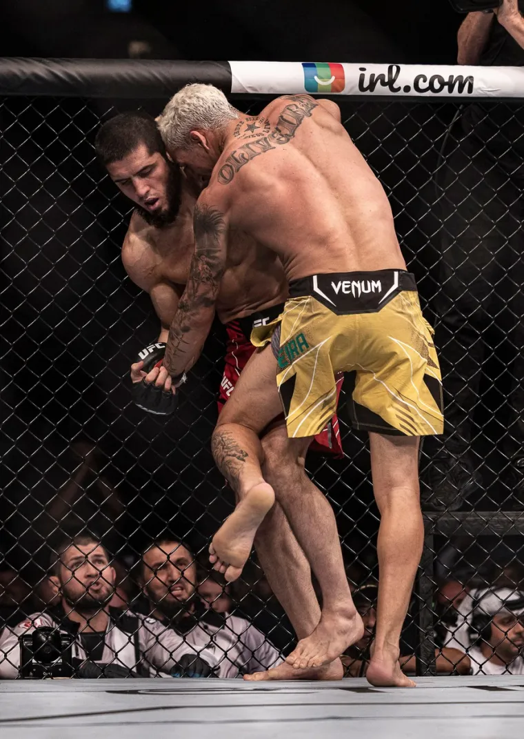 Khabibov veliki prijatelj postao prvak UFC-a u lakoj kategoriji, pogledajte kako je Rus razbio Oliveiru