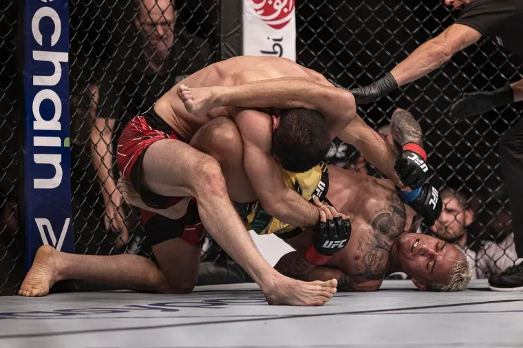 Khabibov veliki prijatelj postao prvak UFC-a u lakoj kategoriji, pogledajte kako je Rus razbio Oliveiru