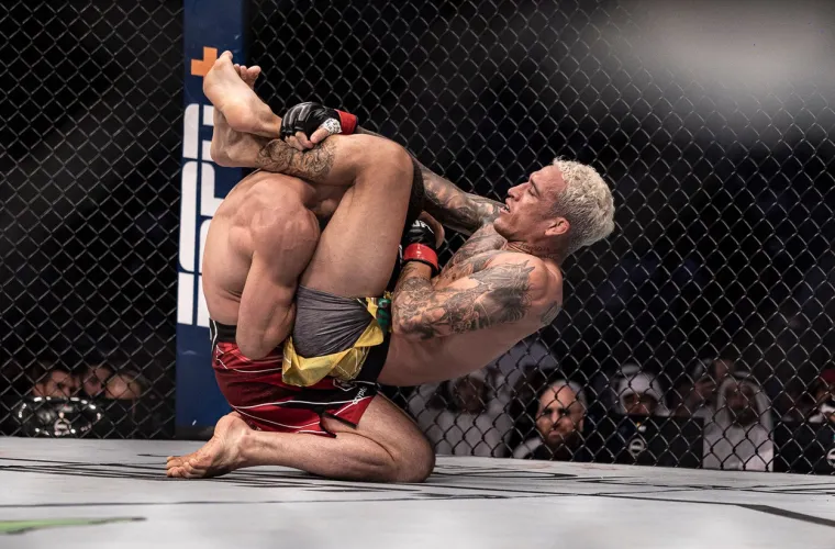 Khabibov veliki prijatelj postao prvak UFC-a u lakoj kategoriji, pogledajte kako je Rus razbio Oliveiru