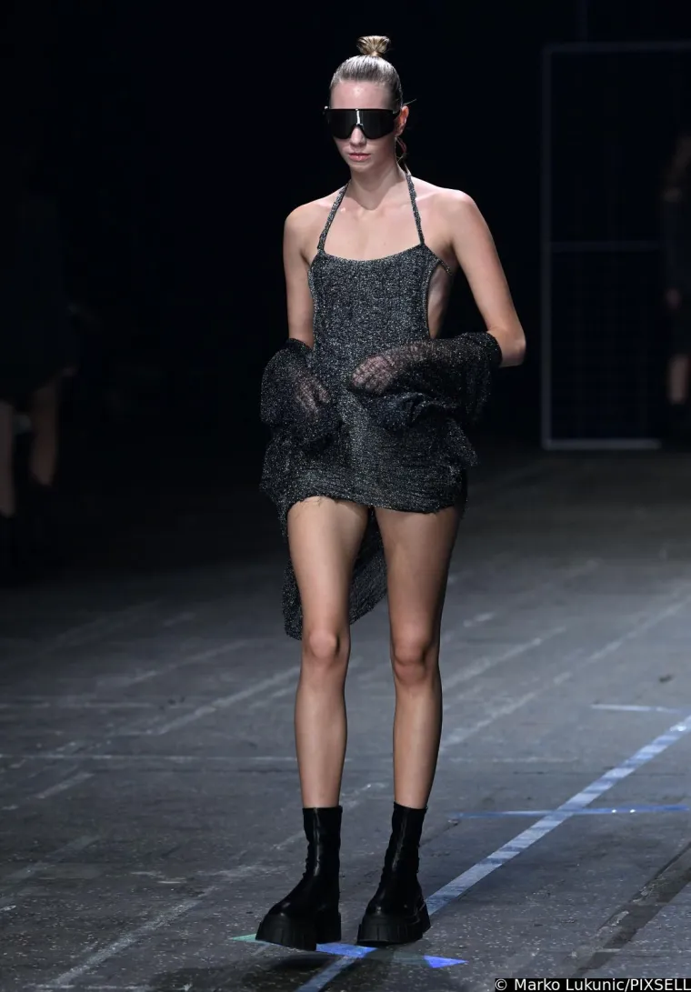 Domaće manekenke dokazale da mogu nositi i najriskantnije kreacije: Jedna je čak morala rukama prekrivati grudi...