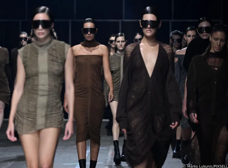 Domaće manekenke dokazale da mogu nositi i najriskantnije kreacije: Jedna je čak morala rukama prekrivati grudi...