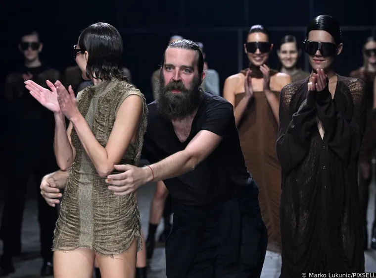 Domaće manekenke dokazale da mogu nositi i najriskantnije kreacije: Jedna je čak morala rukama prekrivati grudi...