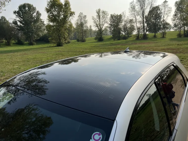 Cijeli krov automobila zapravo je solarni panel koji će tijekom sunčanih dana dati koji dodatni kilometar, potpuno besplatno