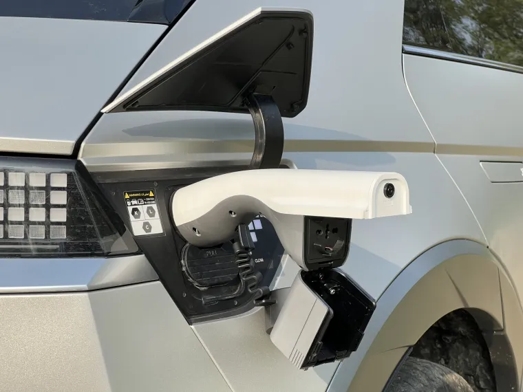 Tu je i opcija V2L koja omogućuje Ioniqu da puni i druge uređaje, pa čak i druge automobile, snagom do 3,6 kWh