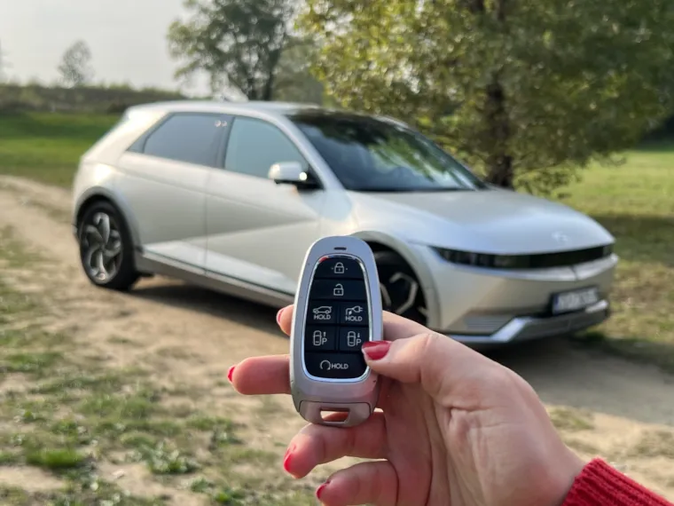 Automobil možete &quot;voziti&quot; i na daljinski, odnosno pomicati naprijed-nazad putem ključa kako biste lakše izašli iz parking mjesta