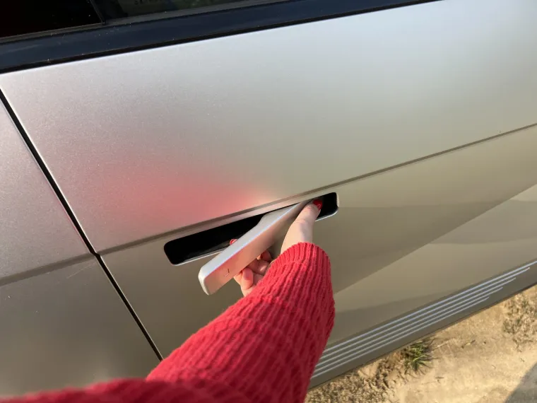 Kvake su skrivene te se vrata otvaraju malo dugačije, a razlog je aerodinamika