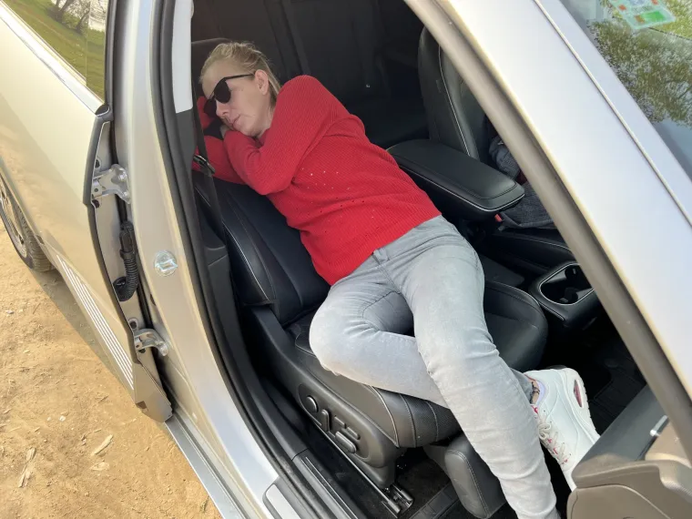 Prednja sjedala se mogu skoz poleći, a imaju i naslon za noge, tako da možete &quot;ubiti oko&quot; dok čekate da se vaš Ioniq napuni