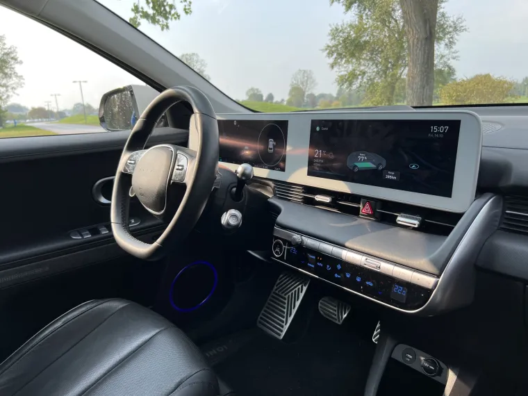 Dva ekrana veličine 12,25 inča diminiraju kokpitom 